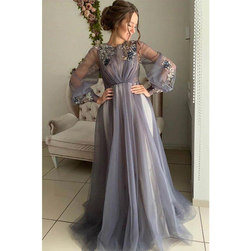 Vestidos de noche largos y elegantes de corte evasé con mangas largas ilusión y apliques de tul. 