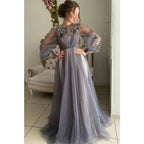 Vestidos de noche largos y elegantes de corte evasé con mangas largas ilusión y apliques de tul. 