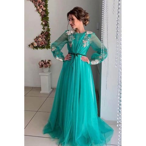 Vestidos de noche largos y elegantes de corte evasé con mangas largas ilusión y apliques de tul. 