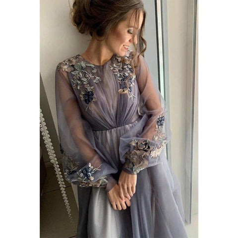 Vestidos de noche largos y elegantes de corte evasé con mangas largas ilusión y apliques de tul. 