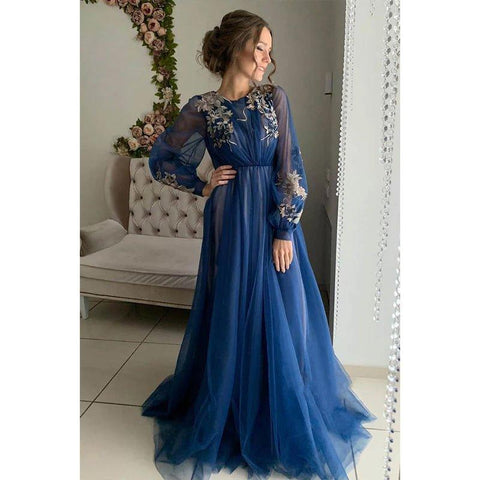 Vestidos de noche largos y elegantes de corte evasé con mangas largas ilusión y apliques de tul. 