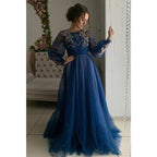 Vestidos de noche largos y elegantes de corte evasé con mangas largas ilusión y apliques de tul. 
