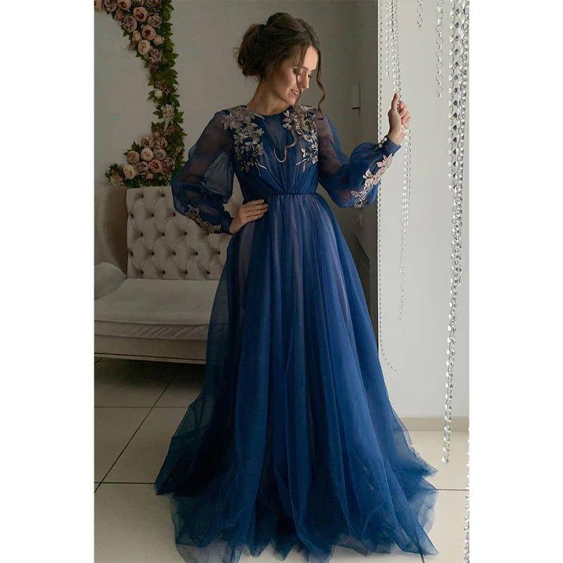 Vestidos de noche largos y elegantes de corte evasé con mangas largas ilusión y apliques de tul. 