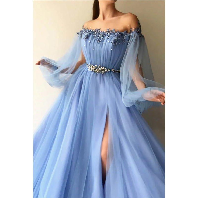 Vestido largo de noche de corte A, escote ilusión, mangas largas, apliques de tul y abertura.