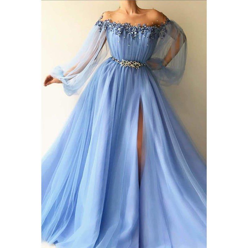 Vestido largo de noche de corte A, escote ilusión, mangas largas, apliques de tul y abertura.