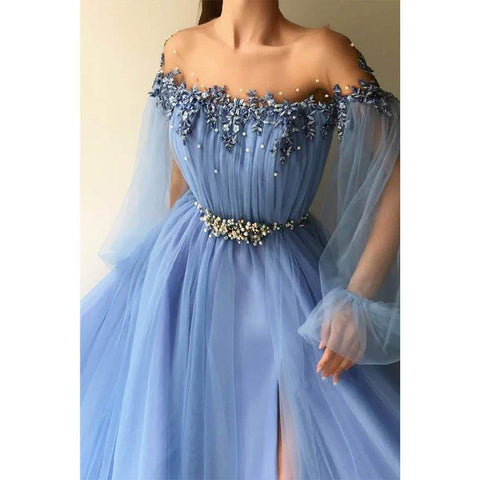 Vestido largo de noche de corte A, escote ilusión, mangas largas, apliques de tul y abertura.