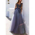 Vestido de graduación de corte A con escote ilusión, apliques de tul y mangas largas 