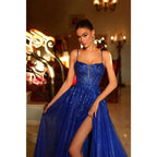 Vestido largo de fiesta brillante con escote ilusión en V, apliques y abertura alta, corte en A