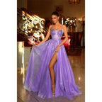Vestido largo de fiesta brillante con escote ilusión en V, apliques y abertura alta, corte en A