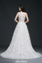 Vestidos de novia sencillos de corte A, con cola de corte joya, encaje y botones.