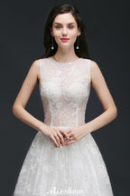 Vestidos de novia sencillos de corte A, con cola de corte joya, encaje y botones.