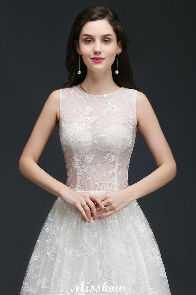 Vestidos de novia sencillos de corte A, con cola de corte joya, encaje y botones.