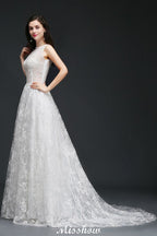 Vestidos de novia sencillos de corte A, con cola de corte joya, encaje y botones.