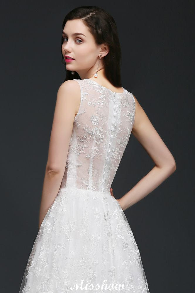 Vestidos de novia sencillos de corte A, con cola de corte joya, encaje y botones.
