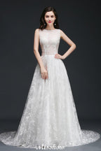 Vestidos de novia sencillos de corte A, con cola de corte joya, encaje y botones.