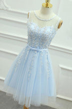 Vestido corto de tul azul con corte en A, estilo joya, para baile de bienvenida, con apliques de fajín PG121