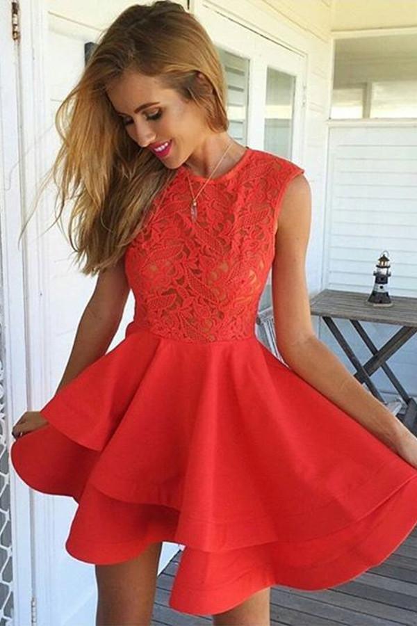 Vestido corto de fiesta rojo satinado con corte en A y volantes de encaje