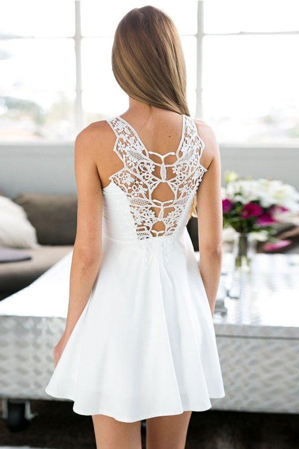 Vestido corto de fiesta de satén blanco con encaje, corte en A y detalle de encaje.
