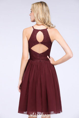 Vestido de fiesta de corte A, sin mangas, con mangas hasta la rodilla, adornado con encaje de gasa y volantes.