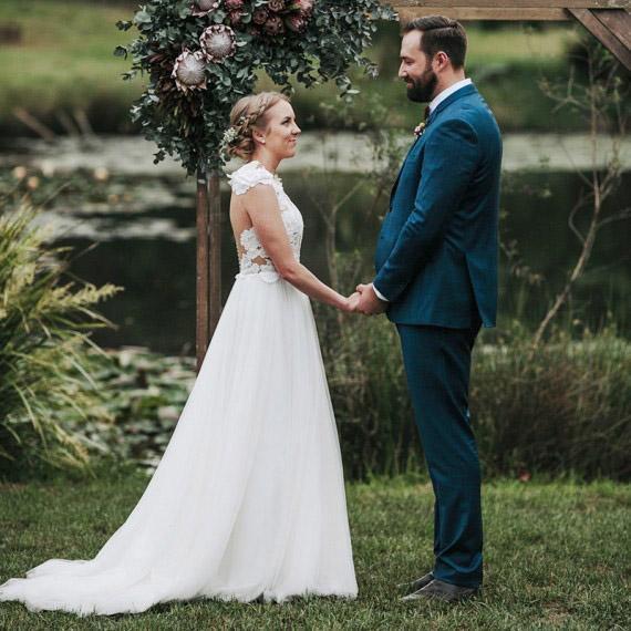 Vestido de novia de tul blanco con cola de barrido, corte línea A y apliques, modelo WD459