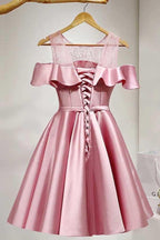 Vestido rosa satinado de satén con encaje, corte en A, largo hasta la rodilla y hombros descubiertos, para baile de bienvenida (PD121)