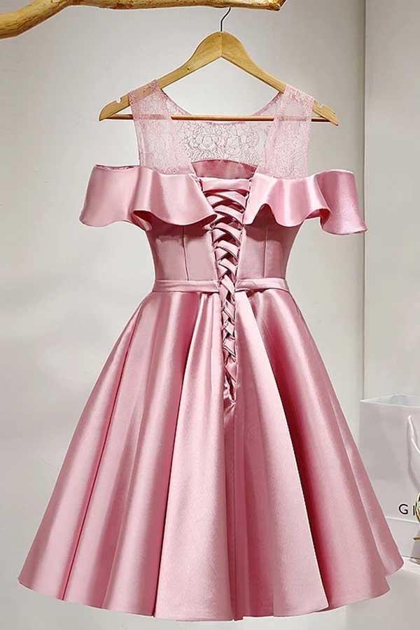 Vestido rosa satinado de satén con encaje, corte en A, largo hasta la rodilla y hombros descubiertos, para baile de bienvenida (PD121)