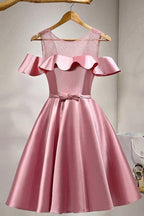 Vestido rosa satinado de satén con encaje, corte en A, largo hasta la rodilla y hombros descubiertos, para baile de bienvenida (PD121)