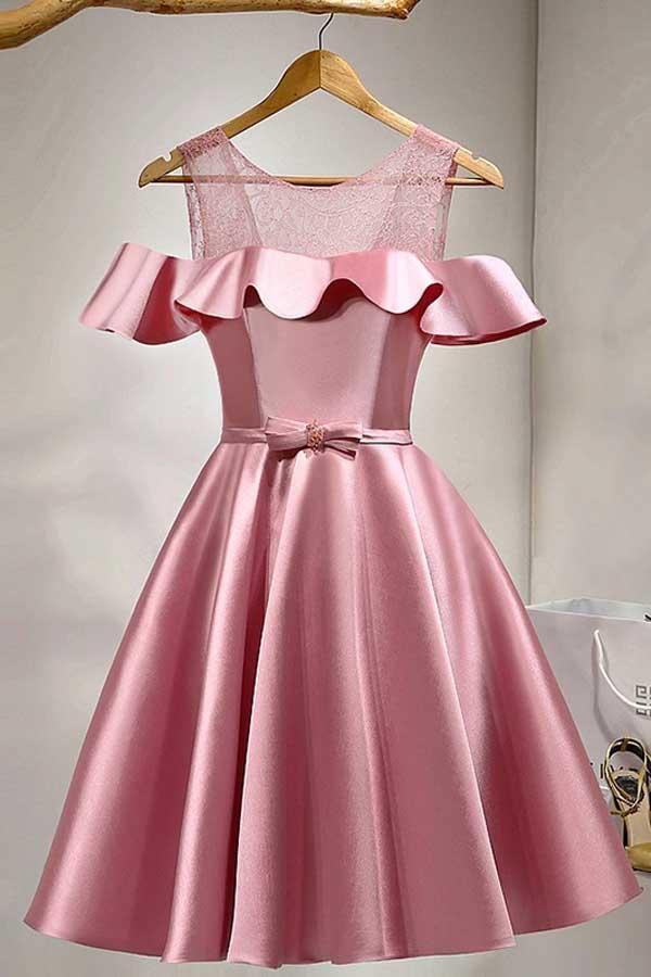 Vestido rosa satinado de satén con encaje, corte en A, largo hasta la rodilla y hombros descubiertos, para baile de bienvenida (PD121)