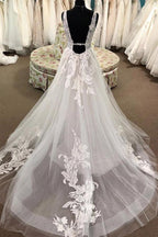Vestido de novia de corte A con apliques de encaje, escote en V profundo y cola de corte WD465