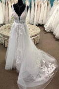 Vestido de novia de corte A con apliques de encaje, escote en V profundo y cola de corte WD465