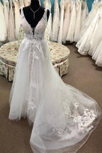 Vestido de novia de corte A con apliques de encaje, escote en V profundo y cola de corte WD465