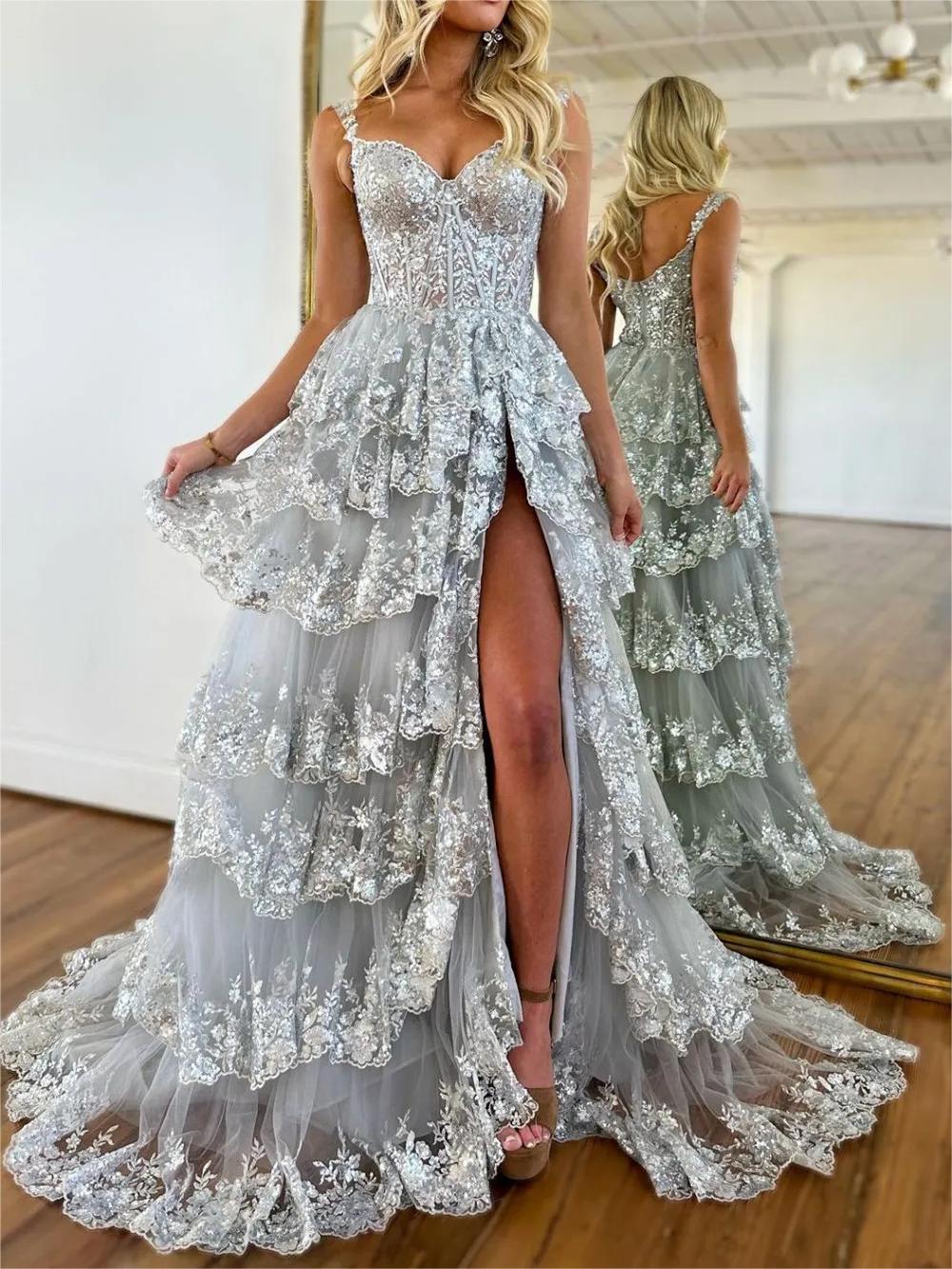 Robe de bal Silver Princess trapèze à épaules dénudées et corset orné de volants en dentelle