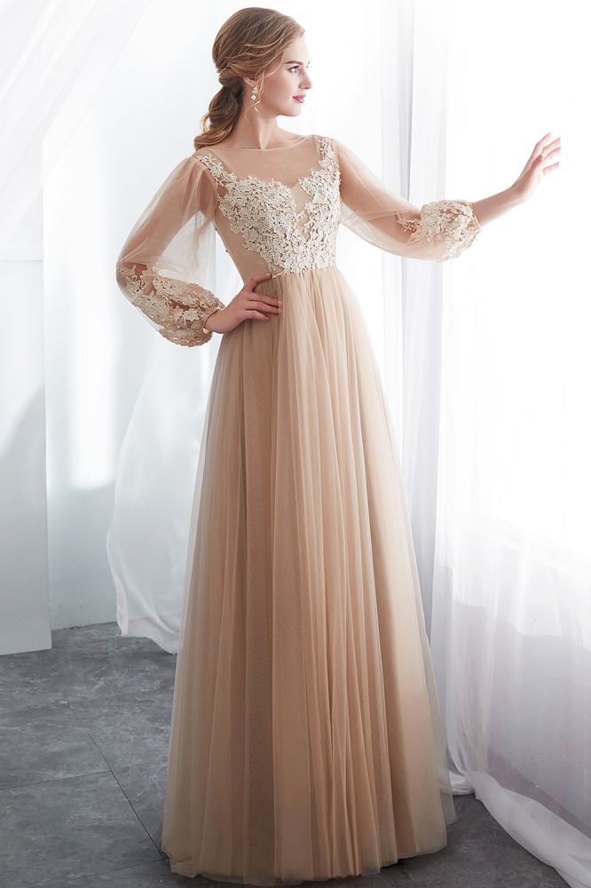 Vestido de noche de tul color champán con apliques, manga larga y corte en A