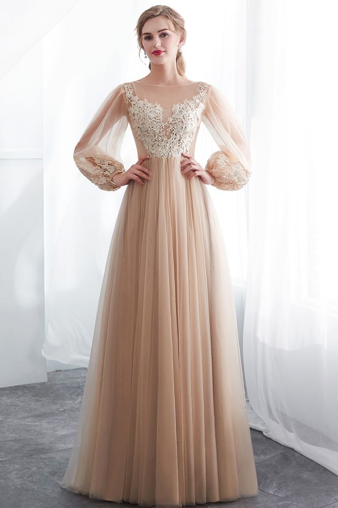 Vestido de noche de tul color champán con apliques, manga larga y corte en A