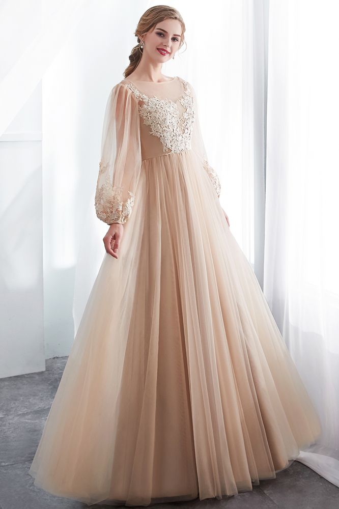 Vestido de noche de tul color champán con apliques, manga larga y corte en A