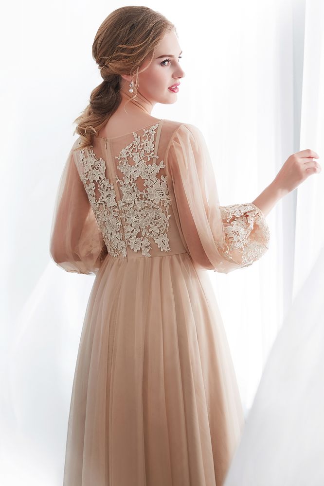 Vestido de noche de tul color champán con apliques, manga larga y corte en A