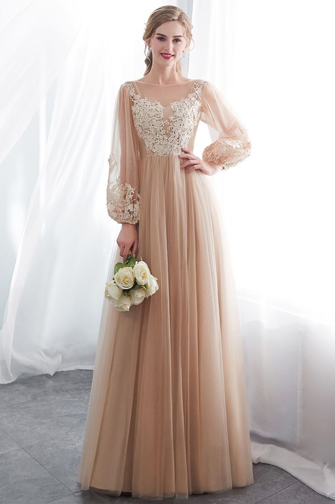Vestido de noche de tul color champán con apliques, manga larga y corte en A