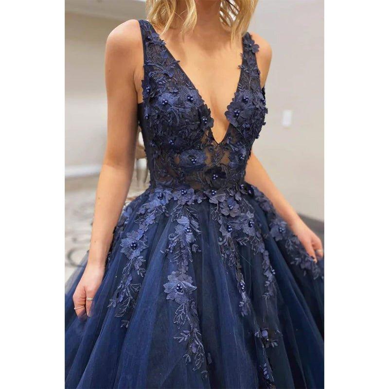 Vestido largo de graduación de corte A con apliques de tul azul marino y pedrería 