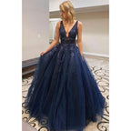 Vestido largo de graduación de corte A con apliques de tul azul marino y pedrería 