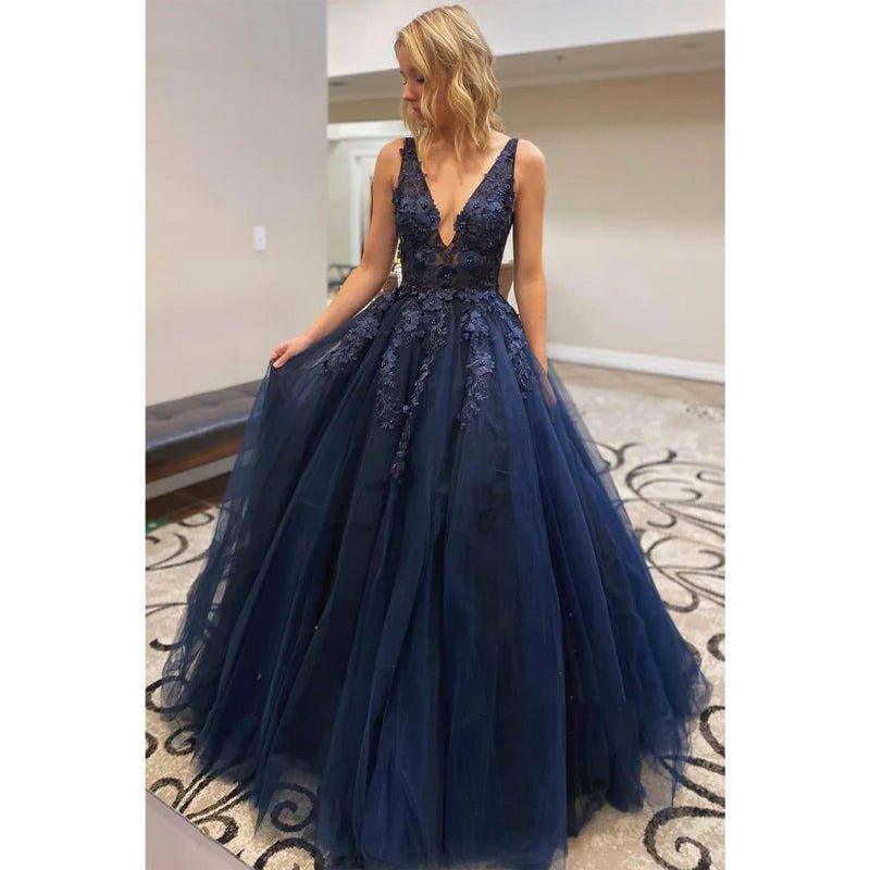 Vestido largo de graduación de corte A con apliques de tul azul marino y pedrería 