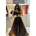 Vestido largo de fiesta de satén con corte en A, hombros descubiertos y cintura con cuentas. 