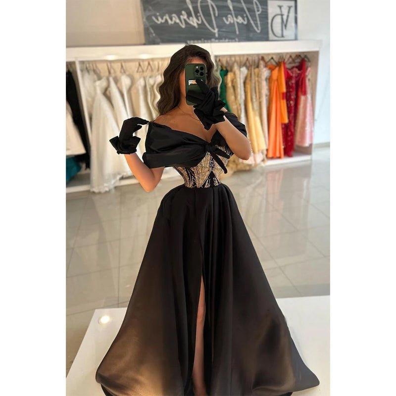 Vestido largo de fiesta de satén con corte en A, hombros descubiertos y cintura con cuentas. 