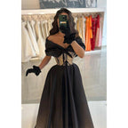 Vestido largo de fiesta de satén con corte en A, hombros descubiertos y cintura con cuentas. 