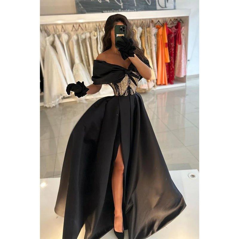 Vestido largo de fiesta de satén con corte en A, hombros descubiertos y cintura con cuentas. 