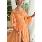 Vestido elegante de fiesta de graduación con corte en A, hombros descubiertos, mangas largas y abertura. 