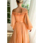 Vestido elegante de fiesta de graduación con corte en A, hombros descubiertos, mangas largas y abertura. 