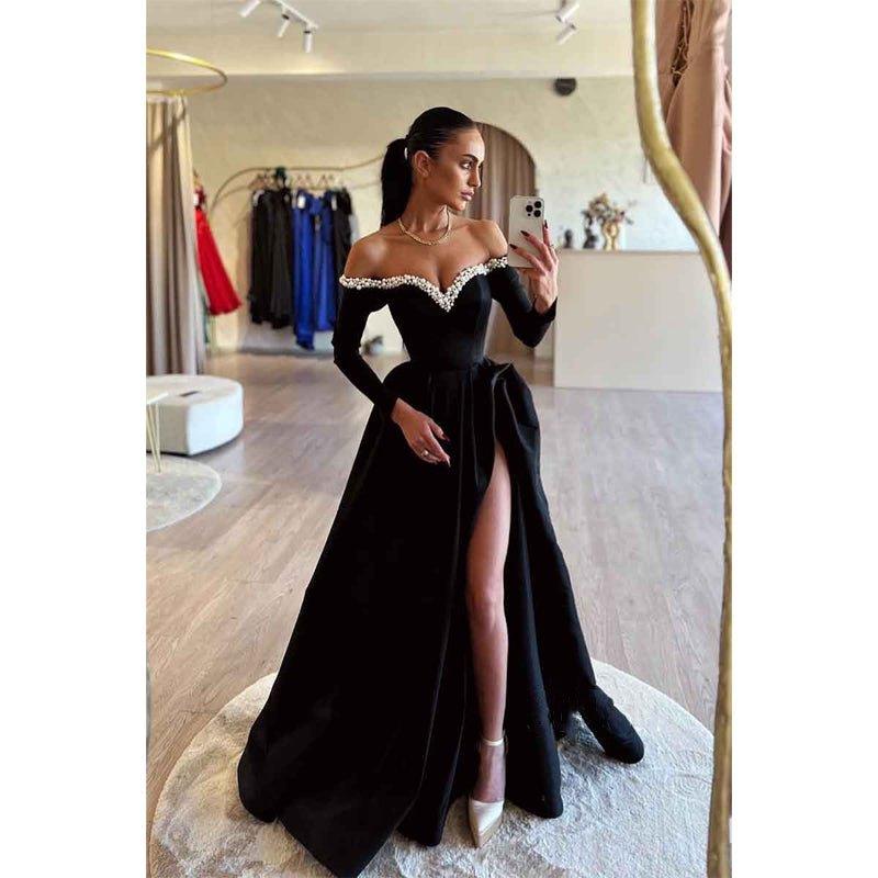 Vestido de fiesta elegante y formal de corte asimétrico, con hombros descubiertos, perlas, mangas largas y abertura.
