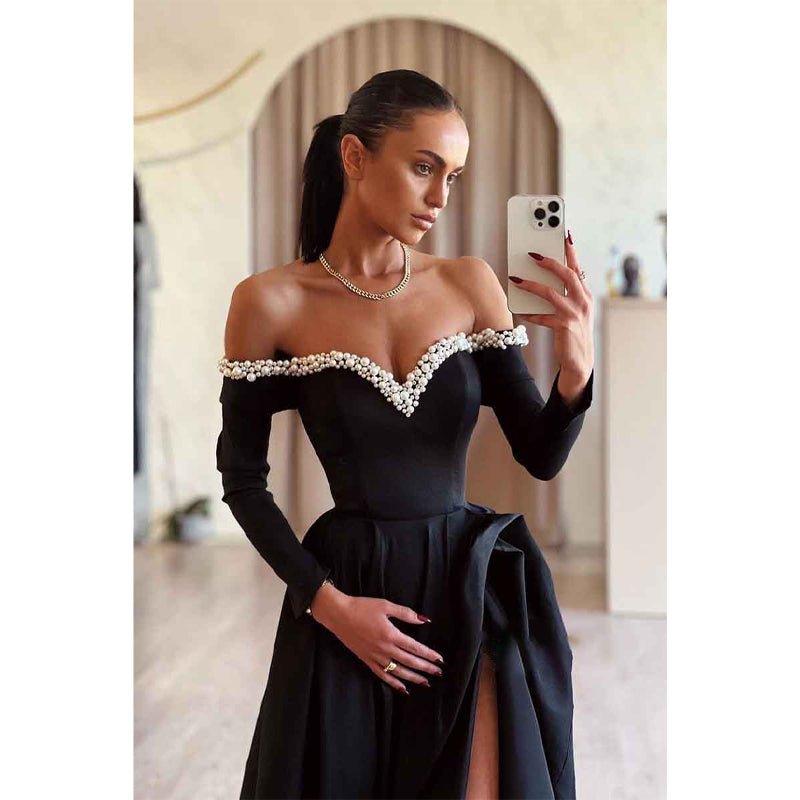 Vestido de fiesta elegante y formal de corte asimétrico, con hombros descubiertos, perlas, mangas largas y abertura.