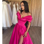 Vestido largo de noche de fiesta, corte en A, hombros descubiertos, satén rosa con pliegues y abertura. 