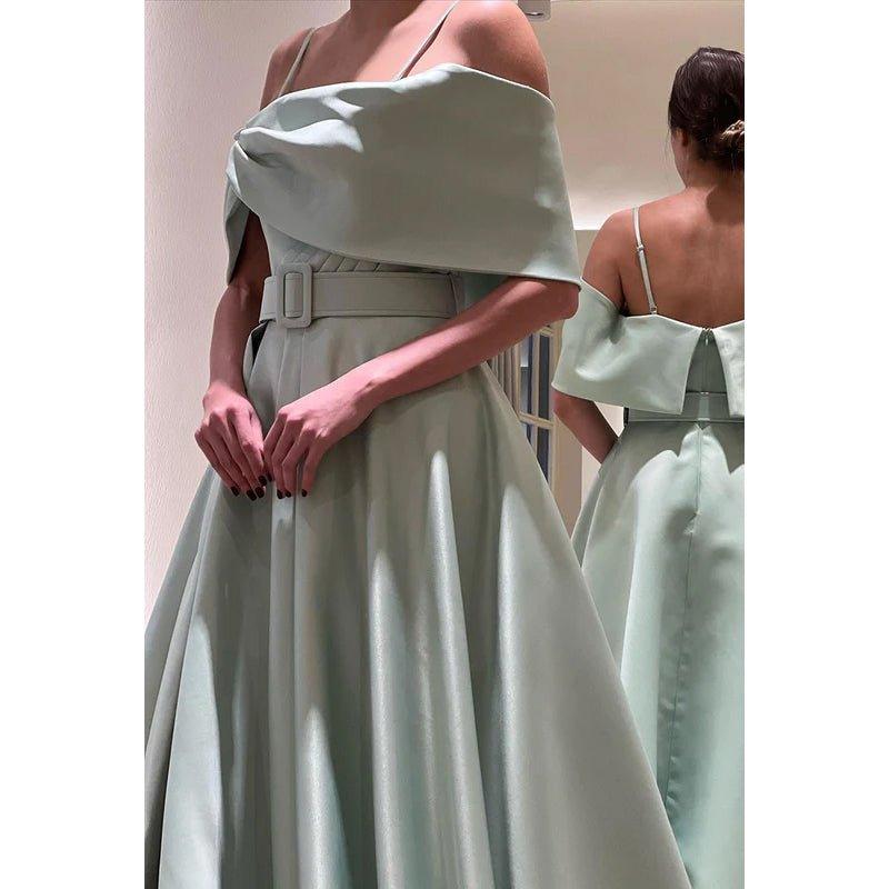 Vestido de fiesta formal de noche con corte en A, hombros descubiertos, cinturón de satén y abertura.